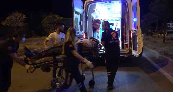 Otomobil refüje çarptı: 2 yaralı