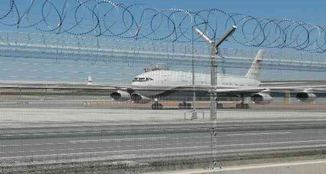 Rusya Savunma Bakanı Sergey Şoygu ve beraberindeki heyet, tahıl sevkiyatı anlaşmasına imza atmak için İstanbul’a geldi. Rus heyeti taşıyan uçak İstanbul Havalimanı’na indi.