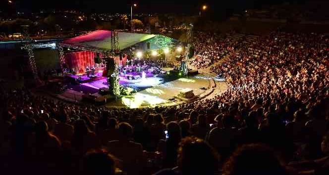 Bodrum’da Candan Erçetin’e sevgi seli