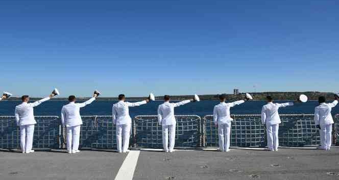 Deniz Harp Okulu öğrencileri Çanakkale şehitlerini selamladı