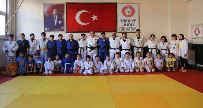 Spor İl Müdürü, minik judocular ile mindere çıktı
