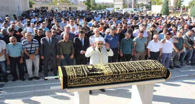 Otomobilin çarpması sonucu ölen çocuğa acı veda