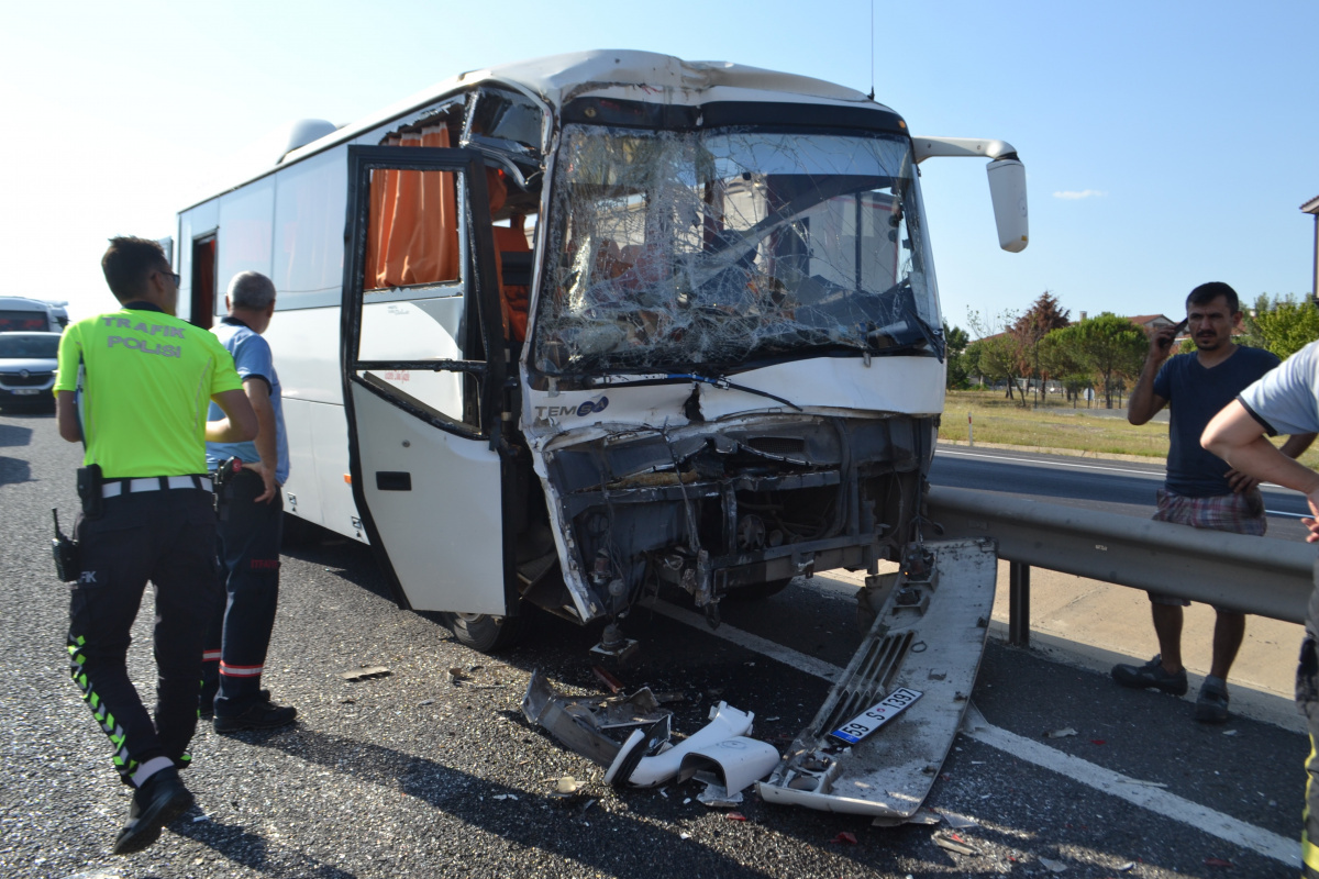 İşçi servisi kırmızı ışıkta bekleyen kamyona çarptı: 13 yaralı