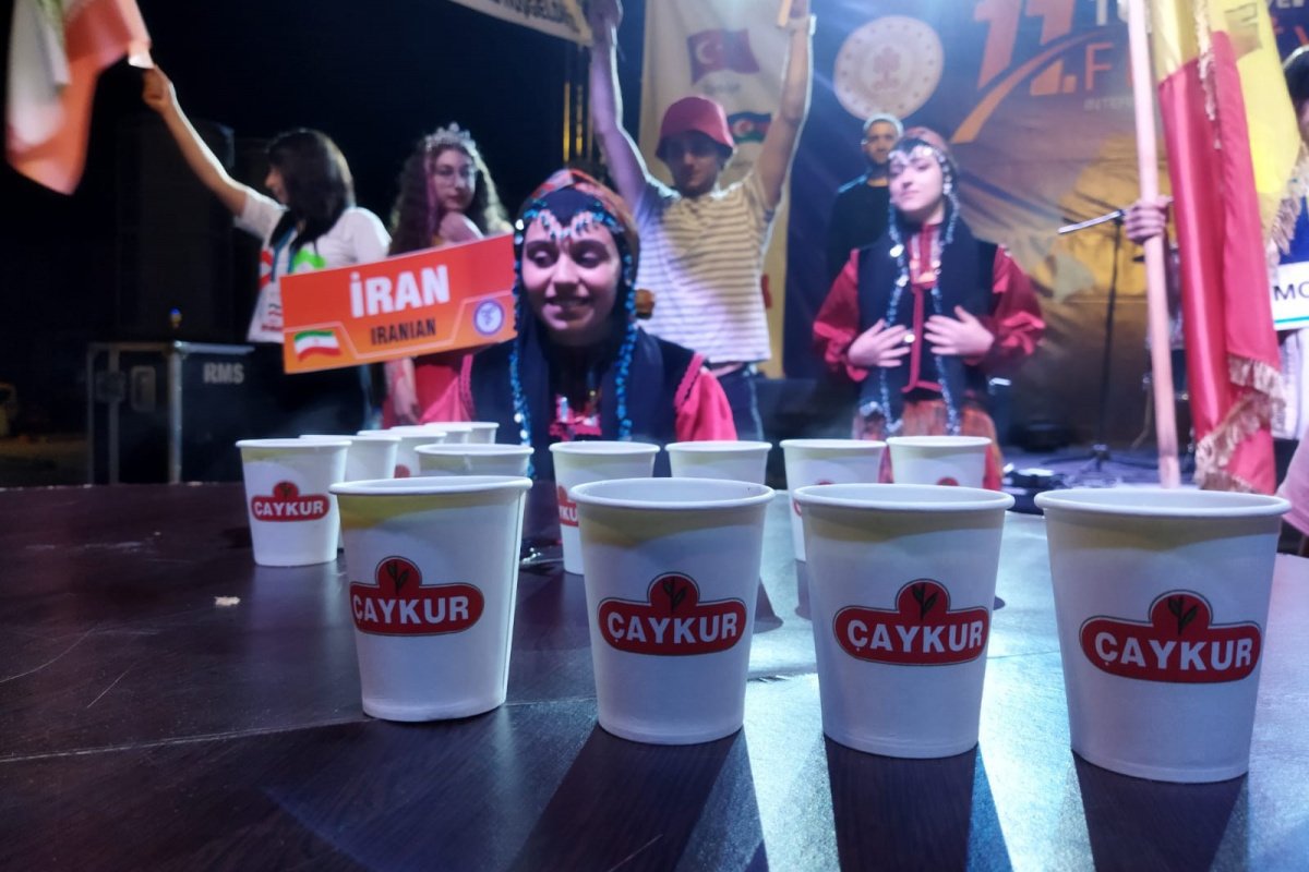 Rize&#039;de en hızlı çay içmek için 7 ülkeden yarışmacılar yarıştı