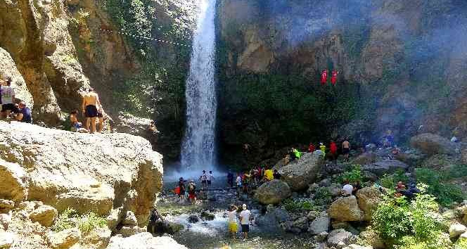 Doğa tutkunlarının yeni gözdesi “Karaçay Şelalesi”