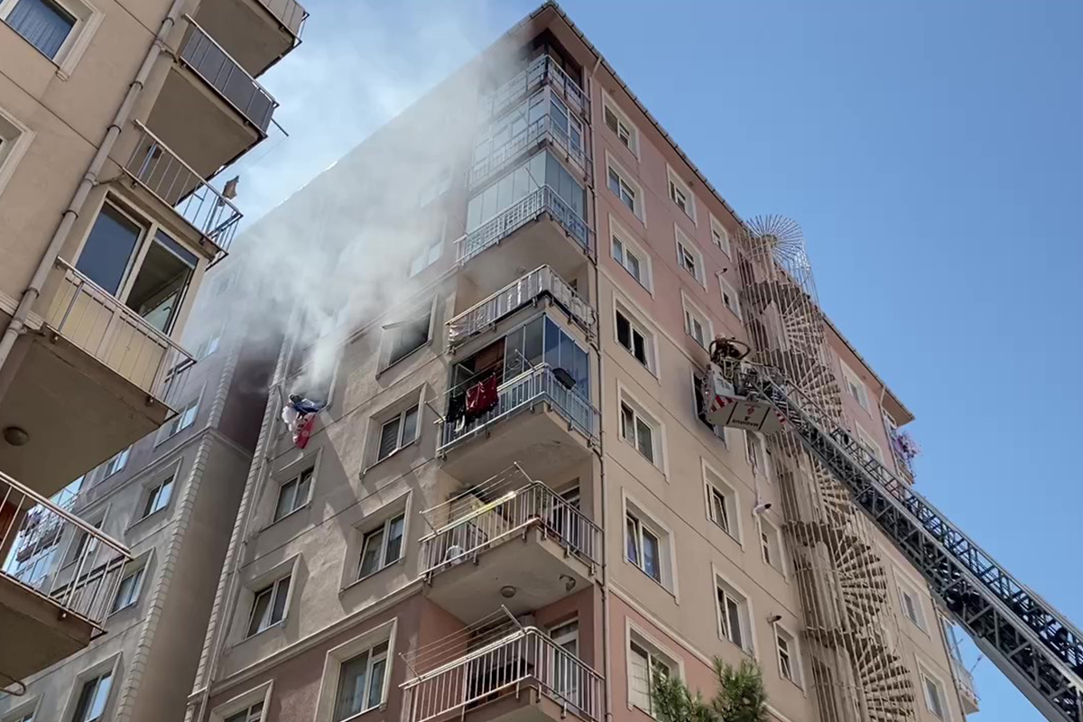 Üsküdar’da apartmanda doğal gaz patlaması: 1’i ağır 3 yaralı