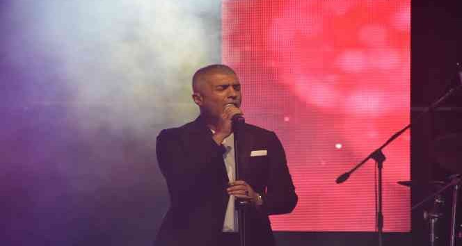 Özcan Deniz şıklığı ve sesiyle Yalıkavak’ta esti