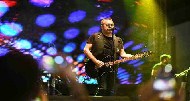 Haluk Levent, konser alanındaki pamuk şekerlerini aldı