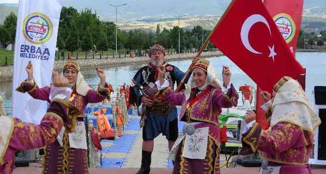 Festivale halk oyunları ekipleri damgasını vurdu