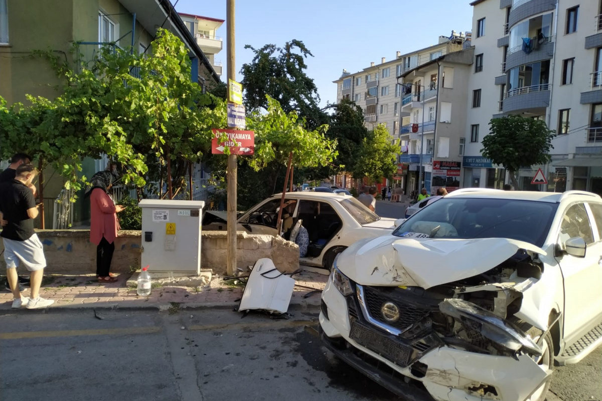 Develi'de otomobil evin bahçesine girdi: 4 Yaralı