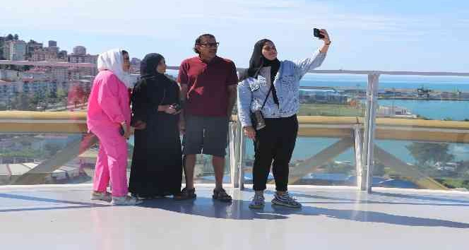 Dev çay bardağında fotoğraf çektirme yarışı