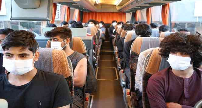 Edirne’de 215 Afgan göçmen sınır dışı edilmek üzere İstanbu’a gönderildi