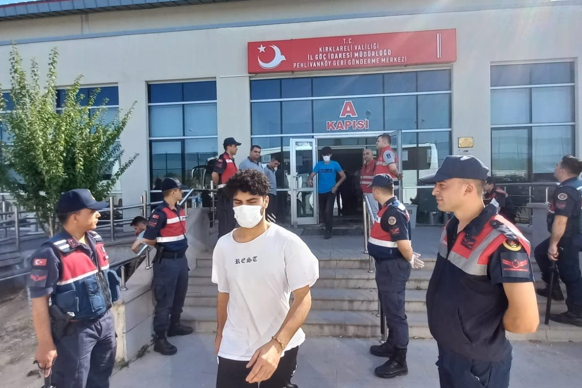 Kırklareli'nde yakalanan 327 kaçak göçmen sınır dışı edildi