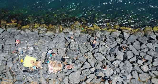 Sarayburnu sahili sıcaktan bunalıp denize girenlerle doldu