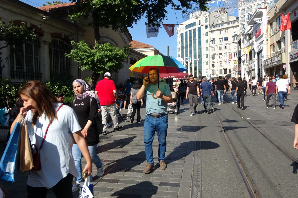 Taksim'de sıcaktan bunalan vatandaşlar serinlemek için çeşitli yollara başvurdu