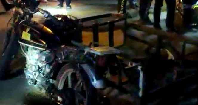 Motosikletiyle sollama yapmaya çalışırken iki otomobile çarptı: Sürücü ağır yaralandı