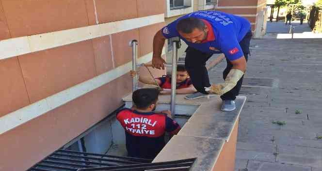 Havlandırma boşluğuna düşen yavru kediyi itfaiye kurtardı