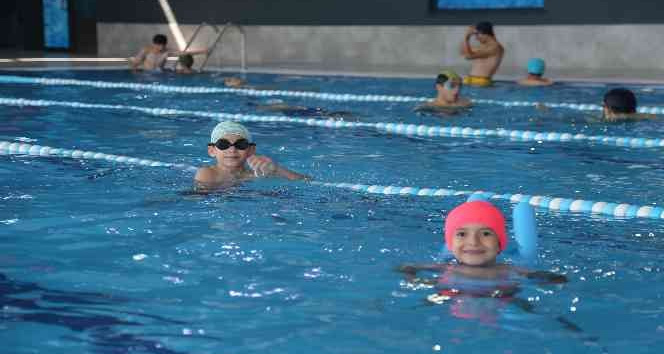Gölbaşı Belediyesinden çocuklar için ücretsiz yüzme kursu