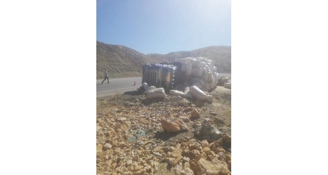 Tunceli’de saman yüklü tır devrildi: 1 yaralı
