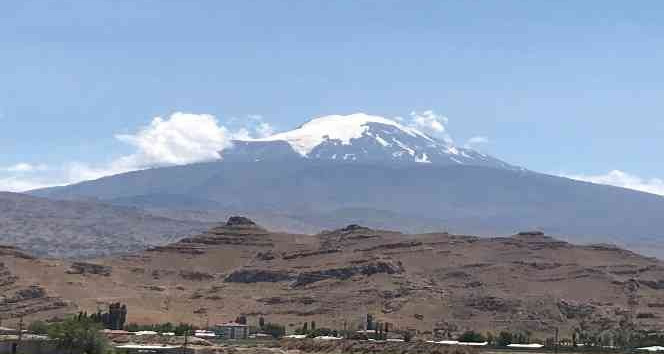 Sıcak havalar Dağı’ndaki karları eritti