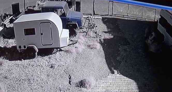 Hırsızların minibüsten mini buzdolabı çalmaları kameraya yansıdı