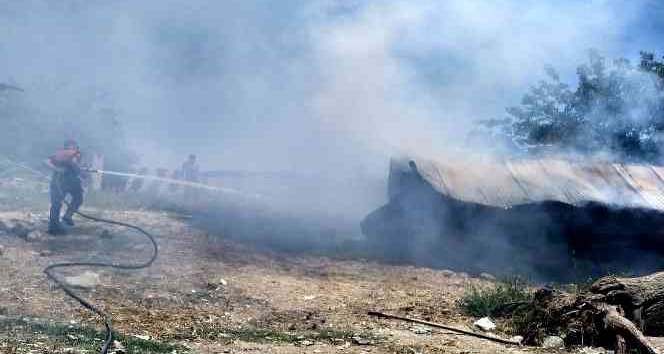 Kadirli’de samanlıkta çıkan yangın söndürüldü