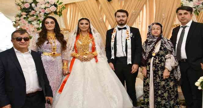 Düğünde geline 4 kilo altın takıldı