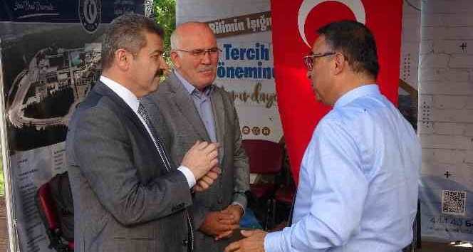 Rektör Savaş tercih ve tanıtım standını ziyaret etti