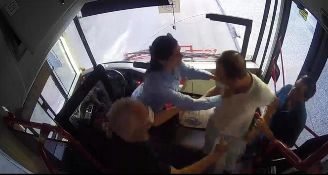İzmirde ESHOTta görevli kadın şoföre saldırı anı kamerada