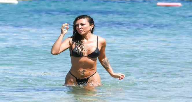 Şarkıcı Selen, denizin, kumun ve güneşin tadını çıkardı