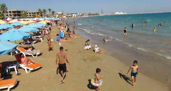 Sıcaktan bunalan soluğu denizde aldı