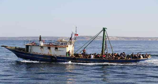 İtalya rotası üzerinde seyreden balıkçı teknesinde 226 göçmenin yakalanma anları kameralara yansıdı