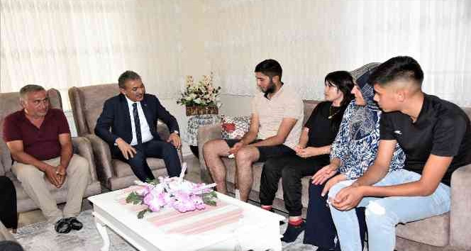 Vali Akkoyun’dan Peçe-Kilit Operasyonunda yaralanan askere ziyaret