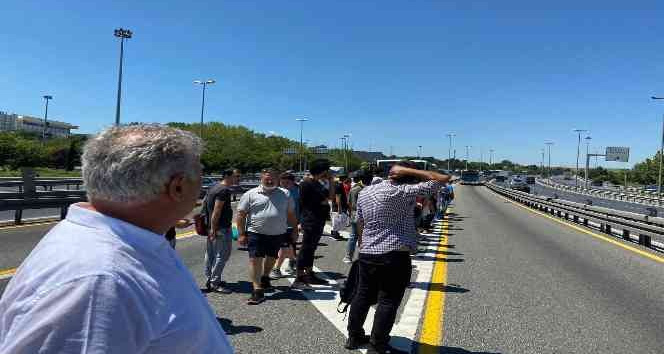Metrobüs arıza yaptı, yolcular yolda kaldı