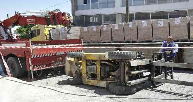 Devrilen forkliftin altında sıkışan operatör yaralandı