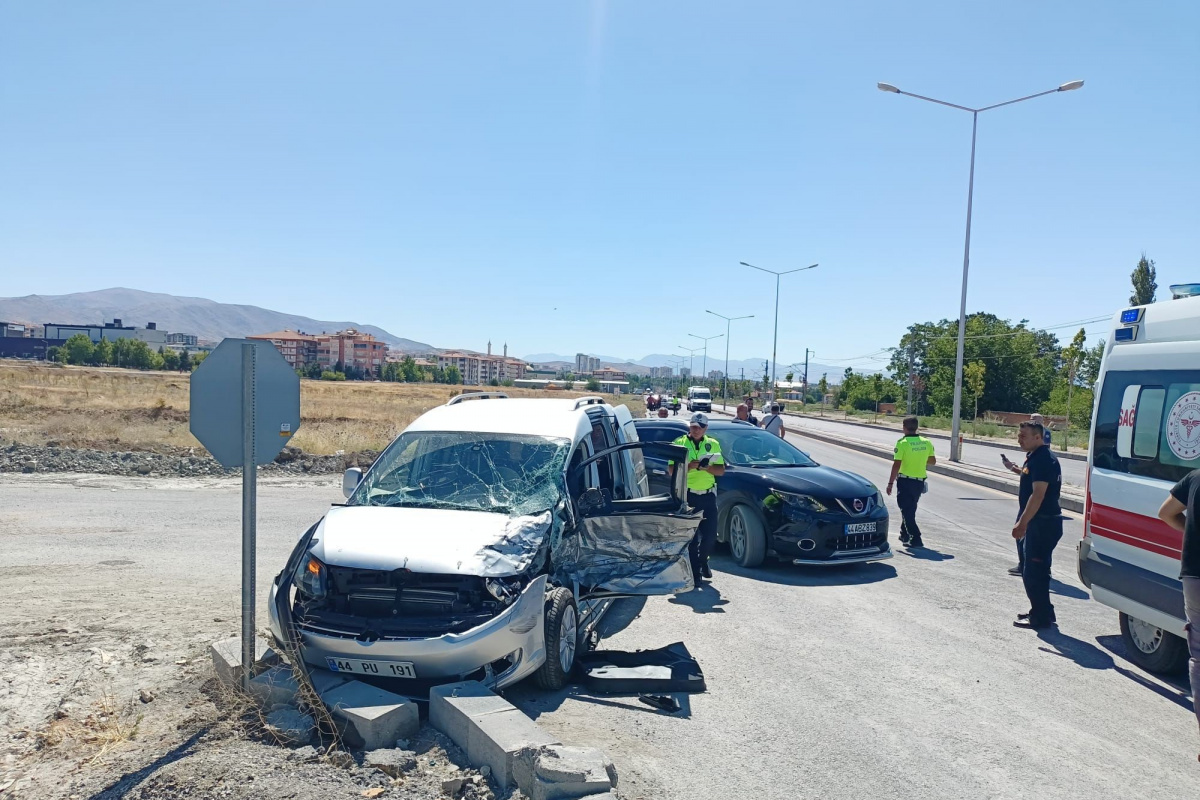 Malatya&#039;da iki otomobil çarpıştı: 2 yaralı
