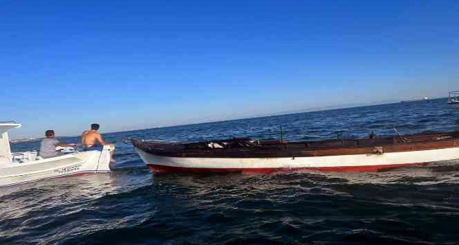 Küçükçekmece sahilde alev alan tekne jet ski ile söndürüldü