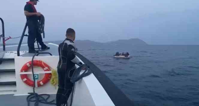 Çanakkale açıklarında sürüklenen bot içerisinde 10 düzensiz göçmen kurtarıldı