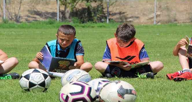 Önce kitap okuyorlar, sonra futbol oynuyorlar