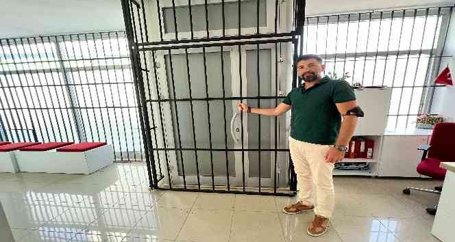 Hırsızlardan korunmak için işyerini demir parmaklıklarla kapladı, çalışanlarına nöbet tutturdu