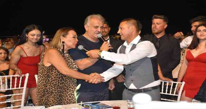 Ünlü sanatçılar lüks konutların pazarlığını sahnede yaptı