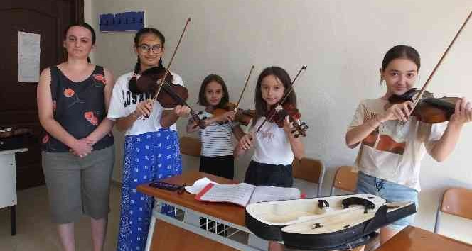 Burhaniyeli öğrenciler sonbahar konserine hazırlanıyor