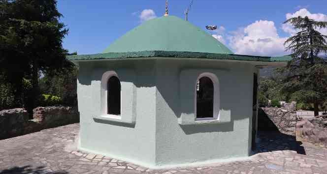 Zarar verilen türbe yeniden onarıldı