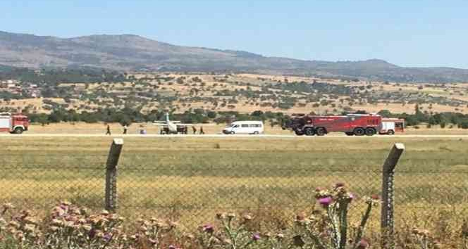 Piste iniş yapmak isteyen uçağın ön tekeri koptu