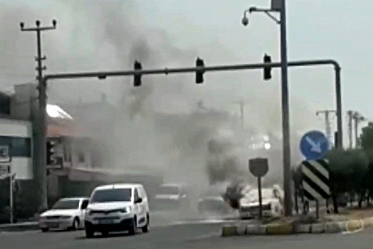 Edremit’te karayolunu duman altında bırakan araç yangını