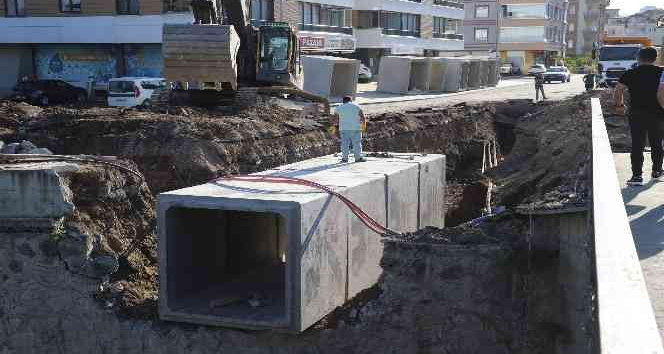 Altınordu’da 30 yıllık yağmur suyu hattı sil baştan yenileniyor