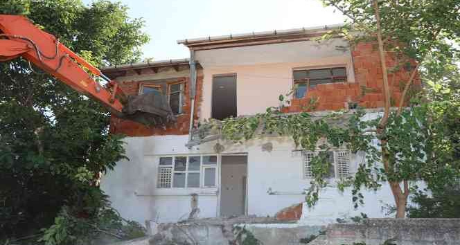 Yalova’da kentsel dönüşüm için ilk bina yıkımı yapıldı