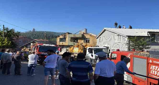 Beykoz’da çatı yangını alt kattaki daireye sıçradı