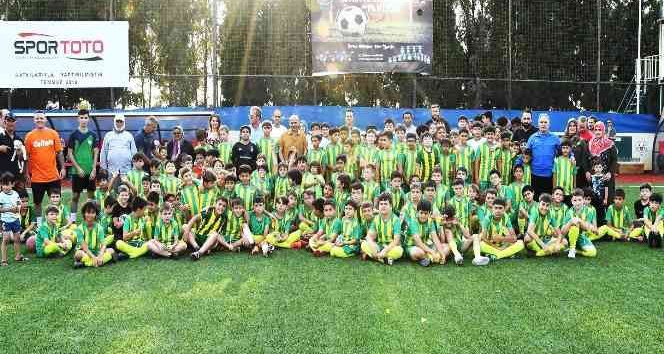 Başkan Oral öğrencilerle futbol oynadı