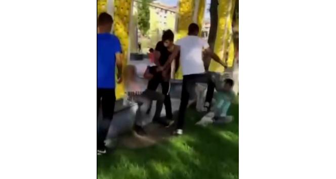 Parkta oturan gençleri gülerek dövüp video çektiler